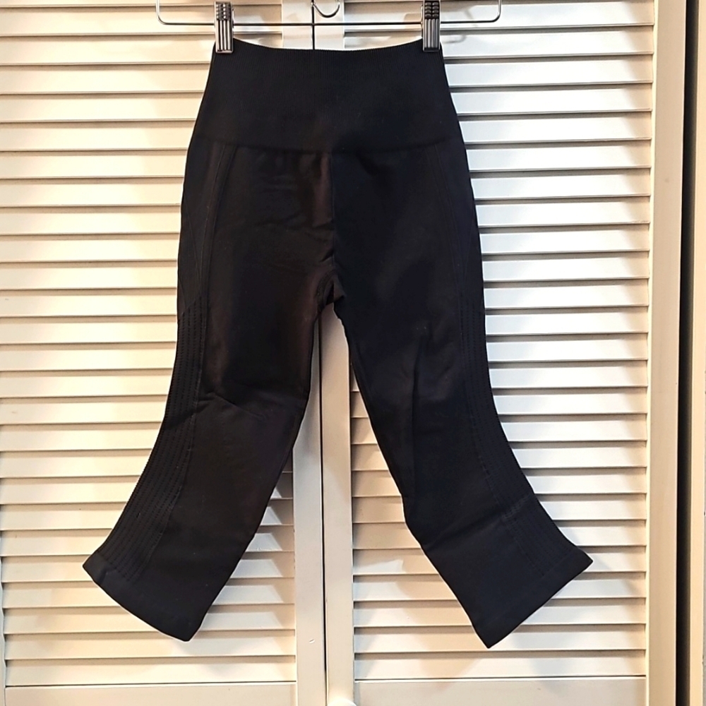 Lululemon Seamless Cropped Black Compression Leggings